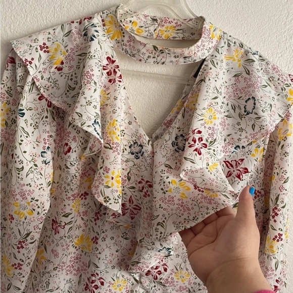 💥Very J  Ruffle Floral Print Bell Sleeve Blouse Multicolor M - Picture 4 of 9